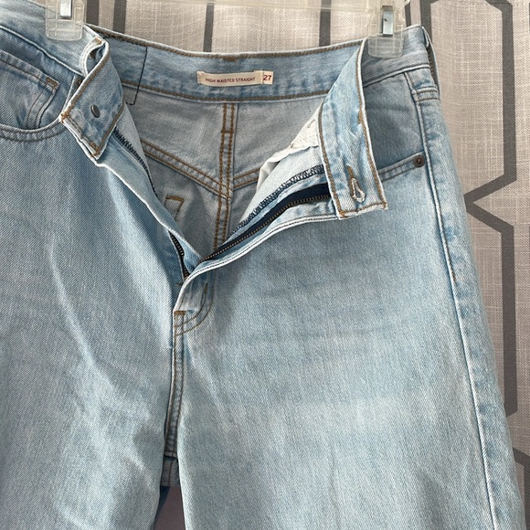 Levi’s Ultra High Waisted Straight Jean Lightwash - Picture 9 of 9